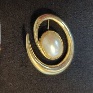 Monet Brooch Pin Oval Swirl Gold Tone Faux Pearl Vintage Elegant Classic